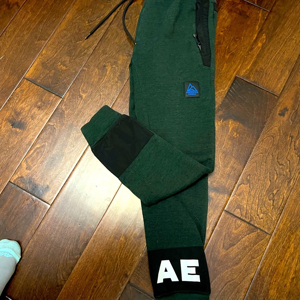 American Eagle draw string Green joggers Mens small Like New USA theme